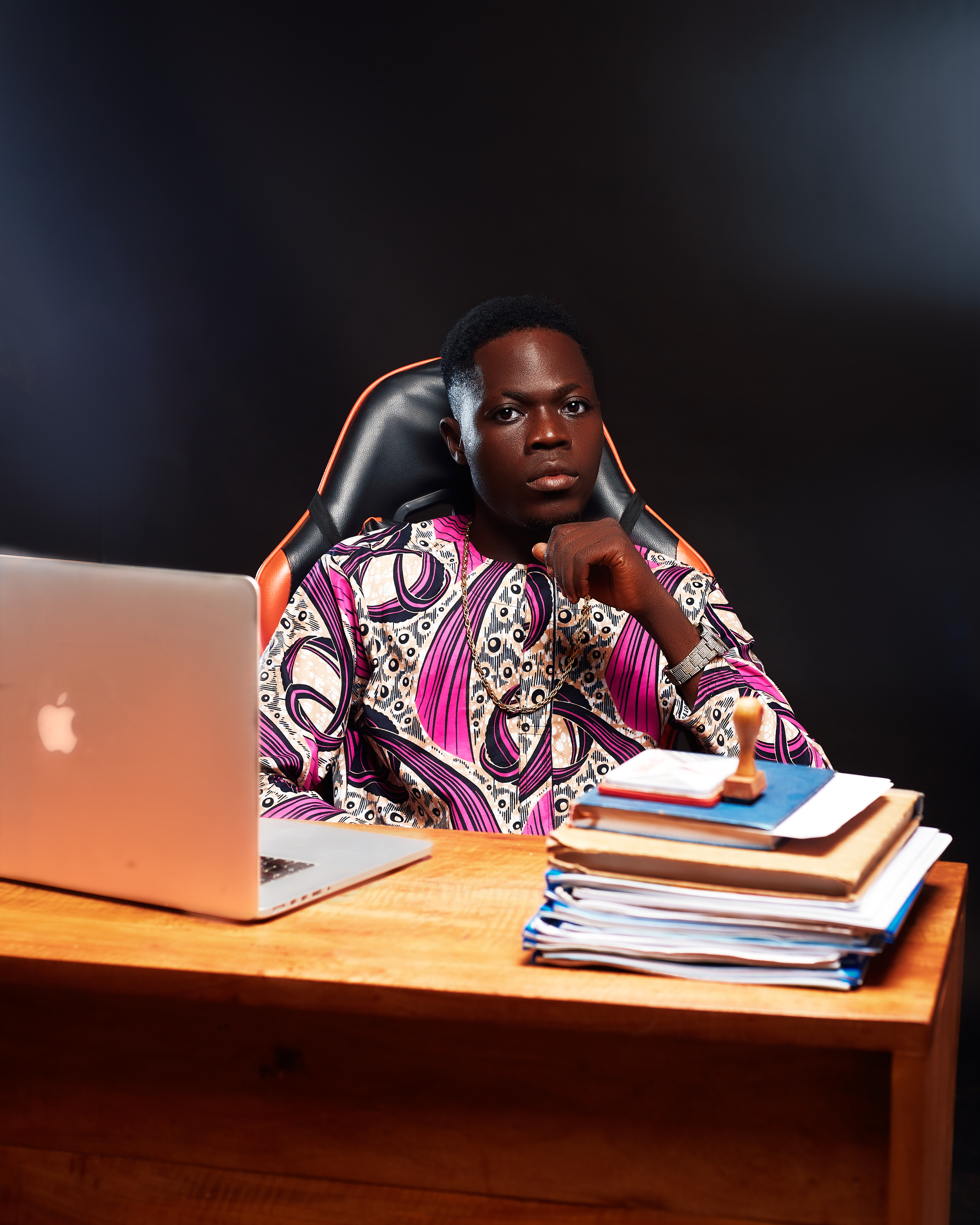 Léandre Agonman dans son studio créatif à Porto-Novo, Bénin